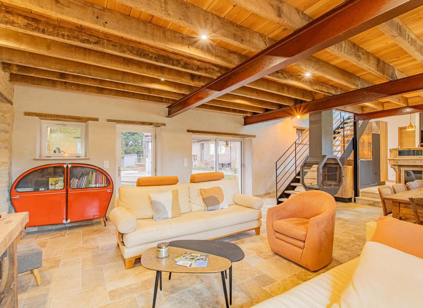 Fernseher, Kamin, Tischtennisplatte