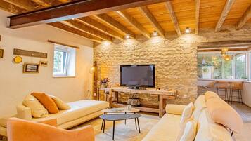 Televisie, een open haard en een tafeltennistafel