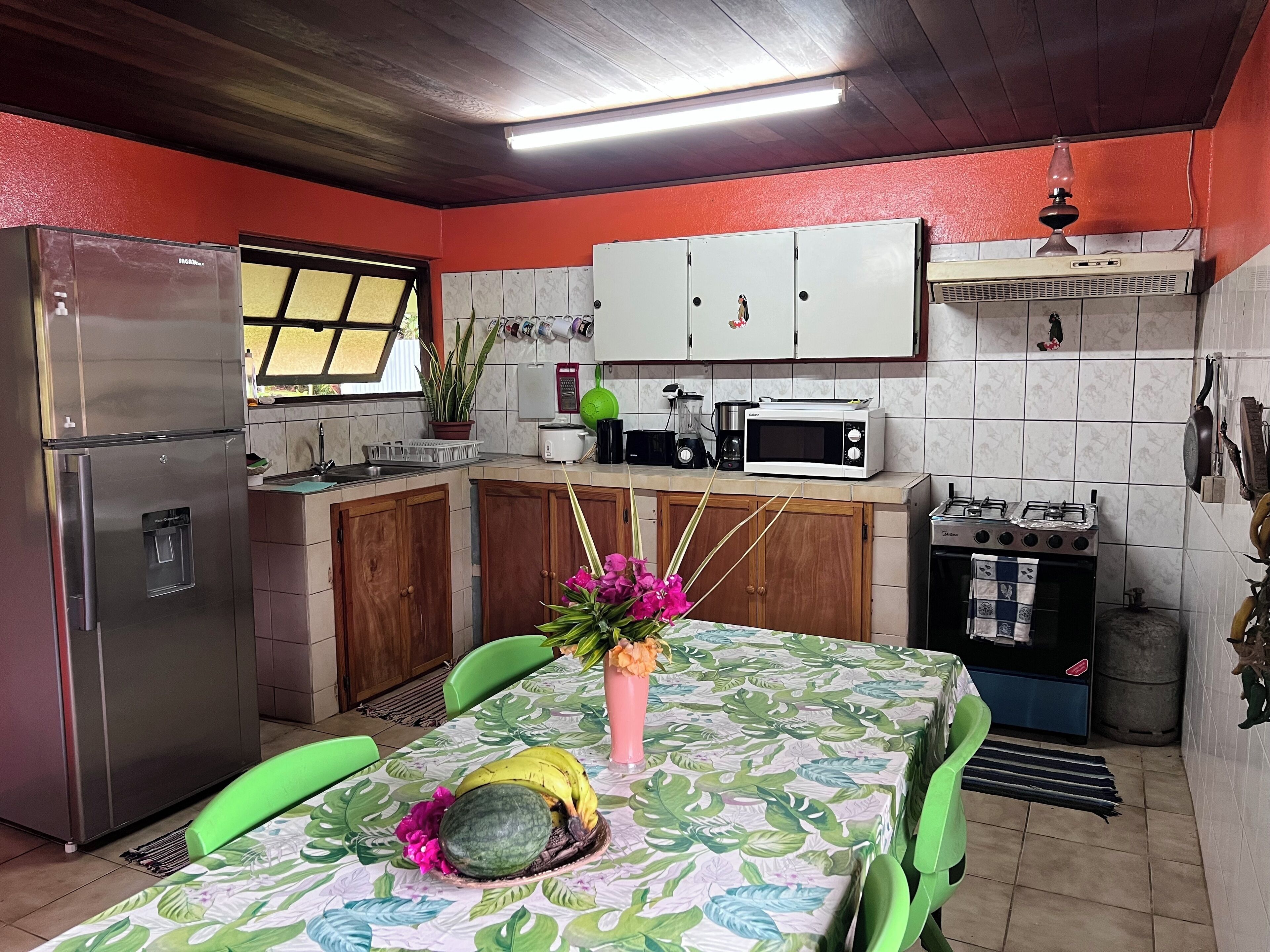 Refrigerador, microondas, horno y tetera eléctrica 