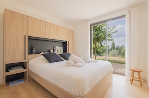 5 bedrooms, in-room safe, iron/ironing board, free WiFi - Luxury living with views – Villa Peridon for 10 guests with spa & pool (Grimaud)