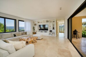 Televisie en een open haard