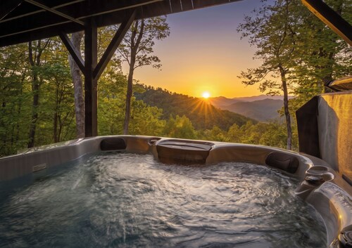 Moonshine Mtn Lodge ~ Stunning Mtn Views+Hot Tub+Gas Fire Table ~ Grill & WiFi!