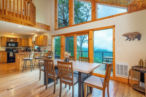 Moonshine Mtn Lodge ~ Stunning Mtn Views+Hot Tub+Gas Fire Table ~ Grill & WiFi!