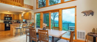 Moonshine Mtn Lodge ~ Stunning Mtn Views+Hot Tub+Gas Fire Table ~ Grill & WiFi!