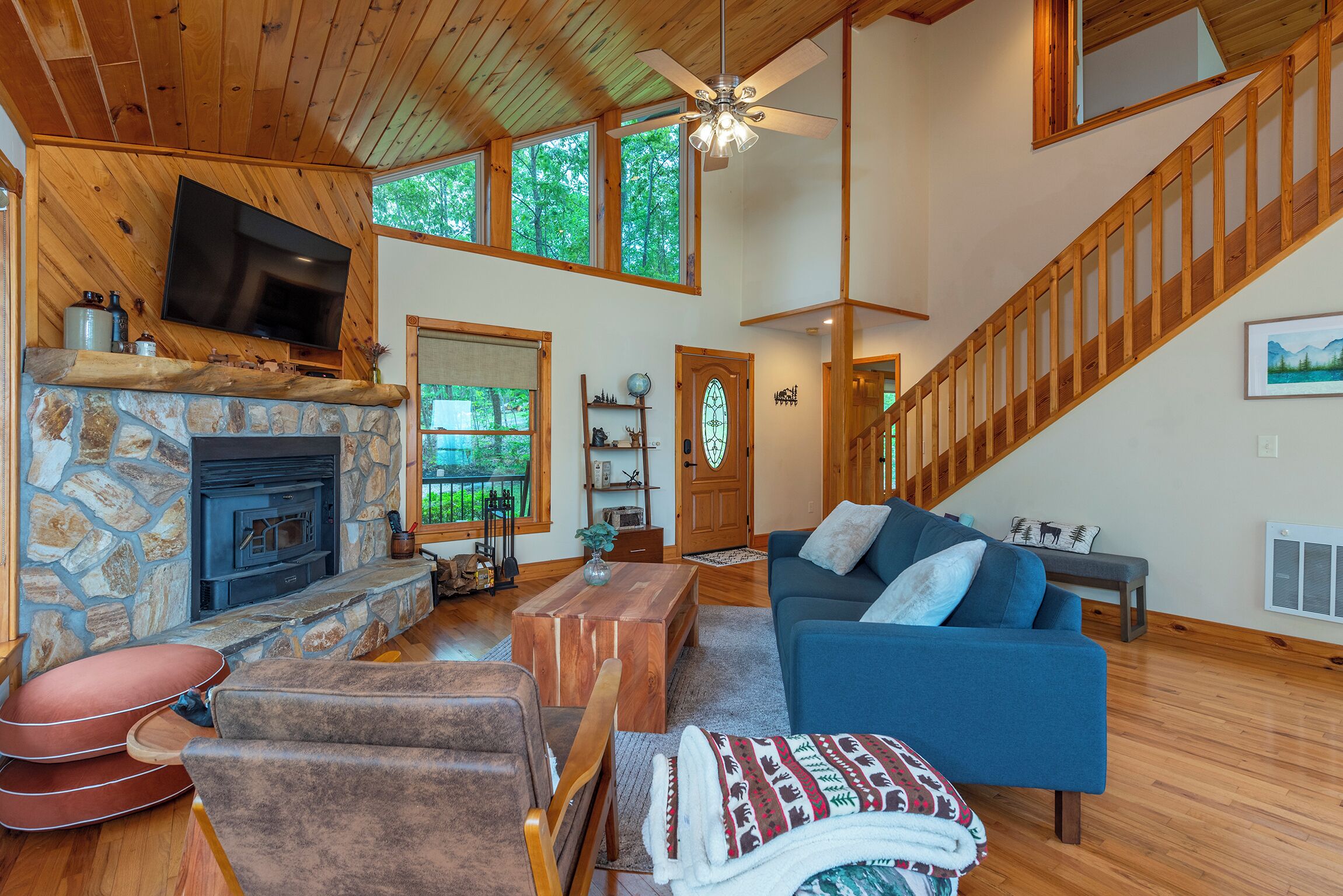 TV connectée, cheminée, jeux vidéo, baby-foot