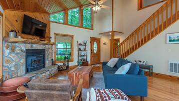 TV connectée, cheminée, jeux vidéo, baby-foot