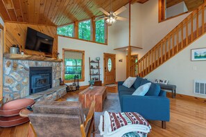 Smart-TV, Kamin, Videospiele, Tischfußball