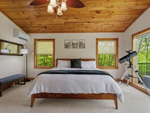 3 bedrooms, desk, iron/ironing board, travel cot - Moonshine Mtn Lodge ~ Stunning Mtn Views+Hot Tub+Gas Fire Table ~ Grill & WiFi! (Burnsville)