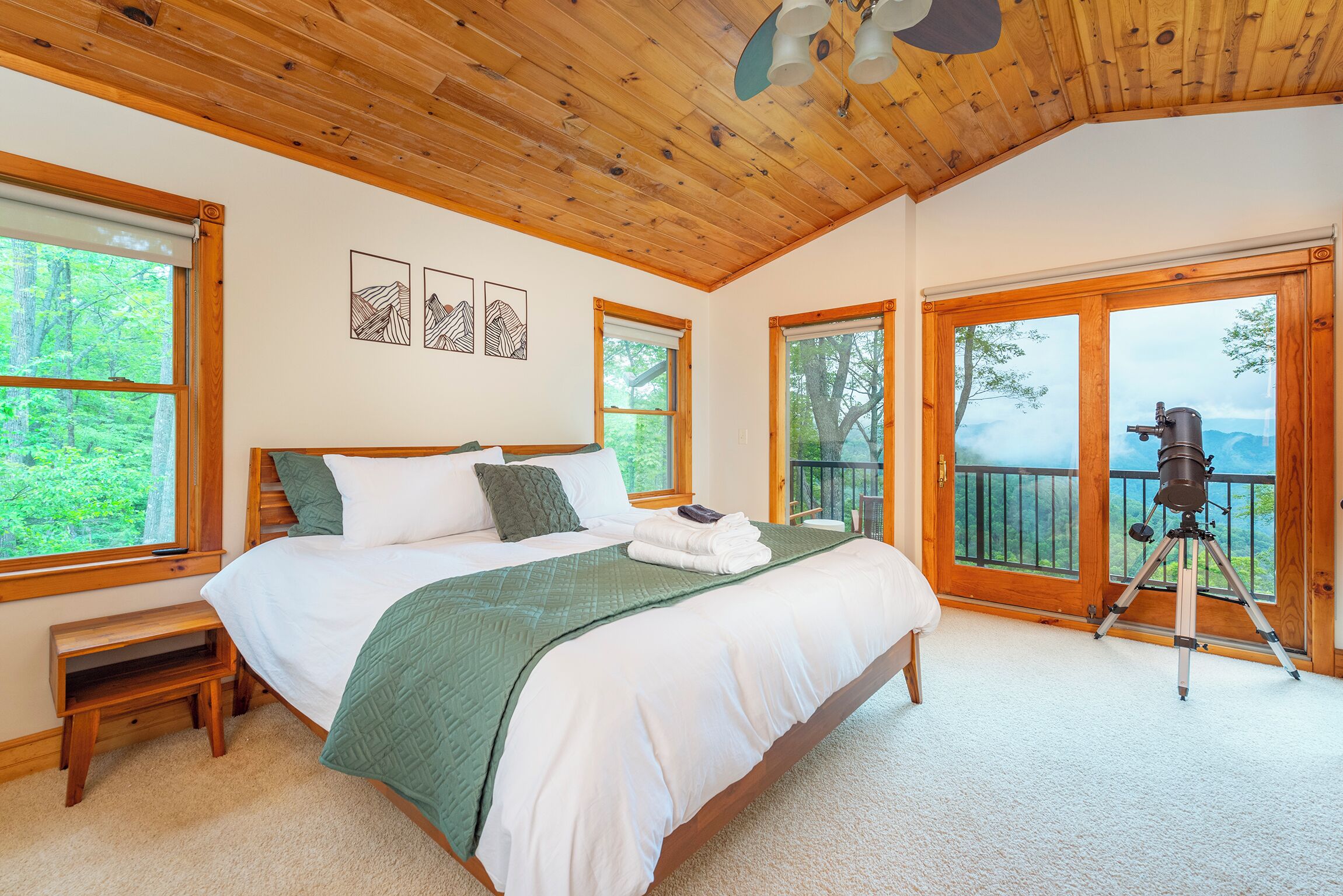 3 chambres, bureau, fer et planche à repasser, lit parapluie