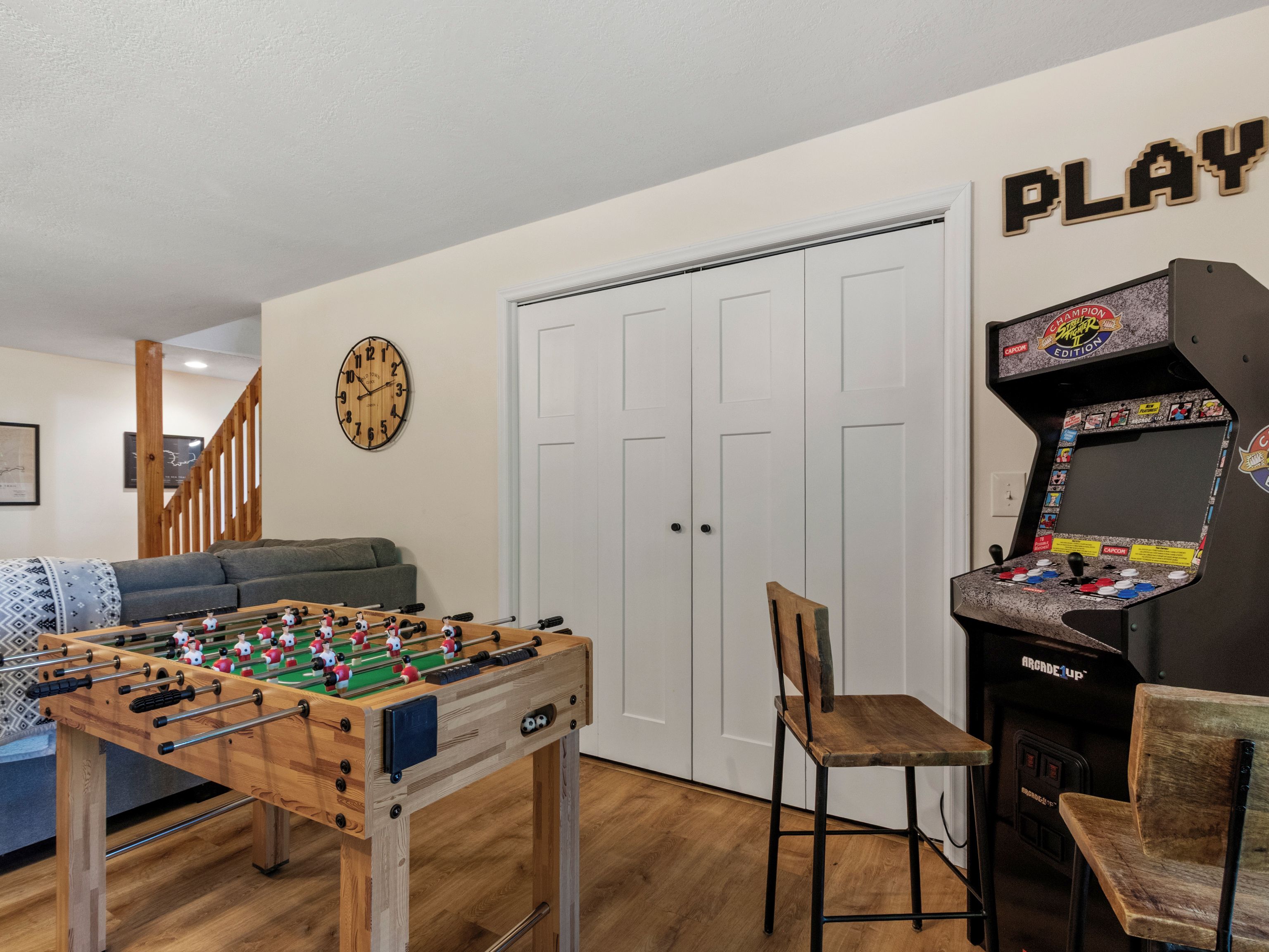 Una habitación con una mesa de futbolín, una silla, una mesa de futbolín, una mesa de futbolín, una mesa de futbolín, una mesa de futbolín, una mesa de futbolín, una mesa de futbolín, una mesa de futbolín, una mesa de futbolín, una mesa de futbolín, una mesa de futbolín, una mesa de futbolín, una mesa de futbolín, una mesa de futbolín, una mesa de futbolín, una mesa de futbolín, una mesa de futbolín, una mesa de futbolín, una mesa de futbolín, una mesa de futbolín, una mesa de futbolín, una mesa de futbolín, una mesa de futbolín, una mesa de futbolín, una mesa de futbolín, una mesa de futbolín, una mesa de futbolín, una mesa de futbolín, una mesa de futbolín, una mesa de futbolín, una mesa de futbolín, una mesa de futbolín.