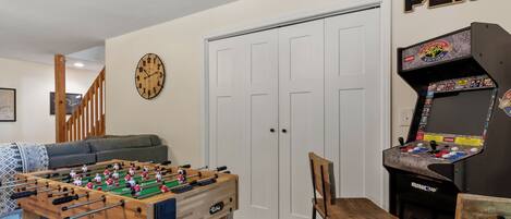 Una habitación con una mesa de futbolín, una silla, una mesa de futbolín, una mesa de futbolín, una mesa de futbolín, una mesa de futbolín, una mesa de futbolín, una mesa de futbolín, una mesa de futbolín, una mesa de futbolín, una mesa de futbolín, una mesa de futbolín, una mesa de futbolín, una mesa de futbolín, una mesa de futbolín, una mesa de futbolín, una mesa de futbolín, una mesa de futbolín, una mesa de futbolín, una mesa de futbolín, una mesa de futbolín, una mesa de futbolín, una mesa de futbolín, una mesa de futbolín, una mesa de futbolín, una mesa de futbolín, una mesa de futbolín, una mesa de futbolín, una mesa de futbolín, una mesa de futbolín, una mesa de futbolín, una mesa de futbolín, una mesa de futbolín.