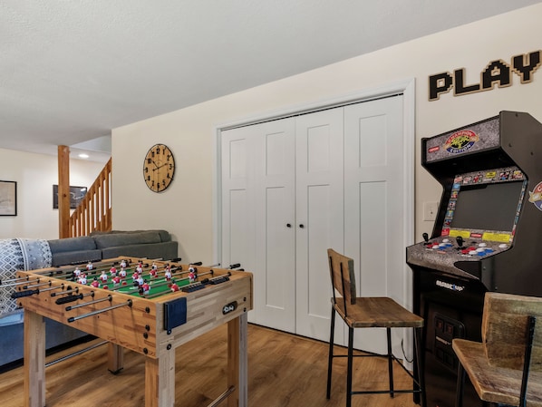 Una habitación con una mesa de futbolín, una silla, una mesa de futbolín, una mesa de futbolín, una mesa de futbolín, una mesa de futbolín, una mesa de futbolín, una mesa de futbolín, una mesa de futbolín, una mesa de futbolín, una mesa de futbolín, una mesa de futbolín, una mesa de futbolín, una mesa de futbolín, una mesa de futbolín, una mesa de futbolín, una mesa de futbolín, una mesa de futbolín, una mesa de futbolín, una mesa de futbolín, una mesa de futbolín, una mesa de futbolín, una mesa de futbolín, una mesa de futbolín, una mesa de futbolín, una mesa de futbolín, una mesa de futbolín, una mesa de futbolín, una mesa de futbolín, una mesa de futbolín, una mesa de futbolín, una mesa de futbolín, una mesa de futbolín.