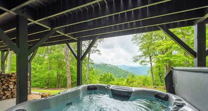 Moonshine Mtn Lodge ~ Stunning Mtn Views+Hot Tub+Gas Fire Table ~ Grill & WiFi!