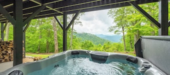 Moonshine Mtn Lodge ~ Stunning Mtn Views+Hot Tub+Gas Fire Table ~ Grill & WiFi!