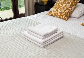 3 bedrooms, iron/ironing board, WiFi, bed sheets
