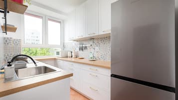 Een koelkast, een microgolfoven, een oven, een kookplaat