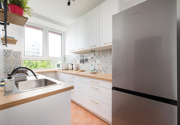 Fridge, microwave, oven, stovetop