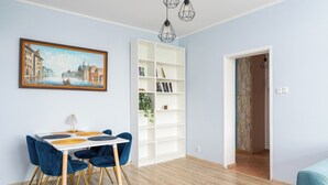 Comedor con una mesa, sillas y una estantería.
