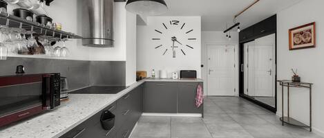 Jääkaappi, mikroaaltouuni, liesi