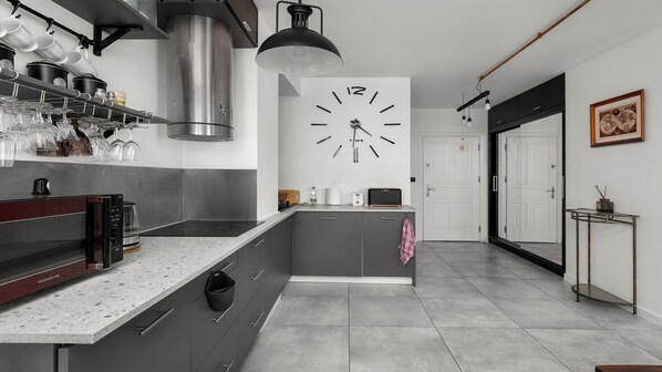 Réfrigérateur, micro-ondes, plaque de cuisson