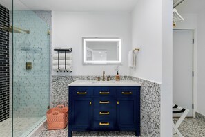 Douche, sèche-cheveux, serviettes fournies, savon