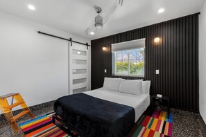 4 bedrooms, iron/ironing board, WiFi, bed sheets - Spacious 4-bedroom house with WiFi, AC in serene Palm Springs. (Palm Springs)