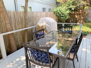 Outdoor dining - Seaview cottage near Ocean Beaches & The Skipper! (Yarmouth)