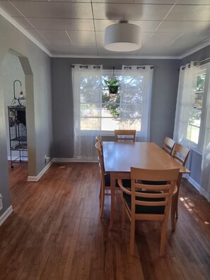 Dining - Spacious, pet-friendly, 2-bedroom house close to Portland Airport (Portland)