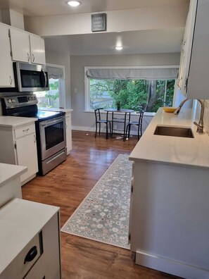 Fridge, microwave, oven, stovetop - Spacious, pet-friendly, 2-bedroom house close to Portland Airport (Portland)