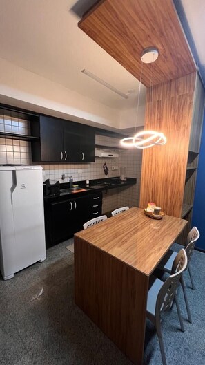 Fridge, microwave, stovetop, toaster - Apartment with swimming pool, 120m from the beach, Ponta Verde - Maceió / Alagoas (Ponta Verde Maceió)