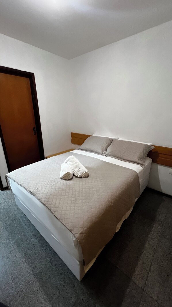 1 habitación, escritorio, wifi gratis y ropa de cama