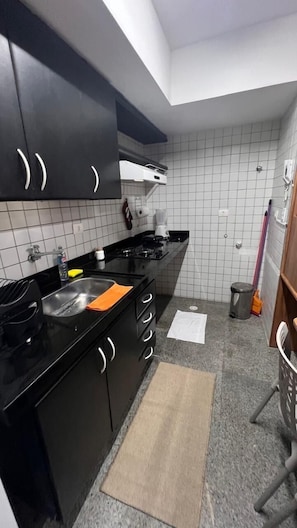 Geladeira, micro-ondas, cooktop, torradeira