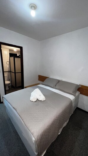 1 habitación, escritorio, wifi gratis y ropa de cama