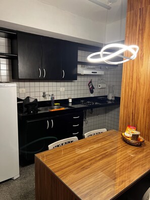Geladeira, micro-ondas, cooktop, torradeira