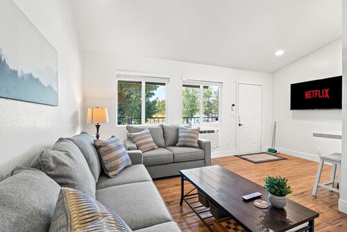 Quiet Modern Condo by UNR & 3 min to Dowtown