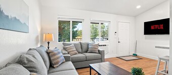 Quiet Modern Condo by UNR & 3 min to Dowtown