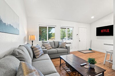 Quiet Modern Condo by UNR & 3 min to Dowtown