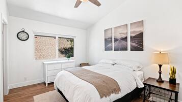 Bureau, fer et planche à repasser, lit de bébé portatif