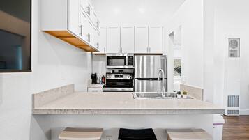 Réfrigérateur, four à micro-ondes, un four, surface de cuisson