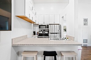 Refrigerador, microondas, horno y parrilla de estufa 