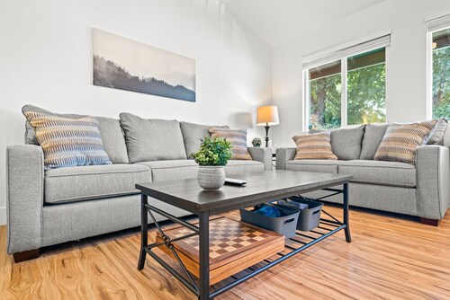 Quiet Modern Condo by UNR & 3 min to Dowtown