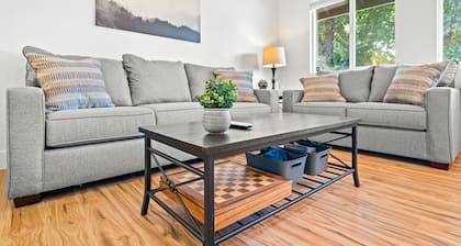 Quiet Modern Condo by UNR & 3 min to Dowtown