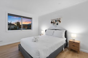 3 habitaciones, tabla de planchar con plancha, wifi y ropa de cama