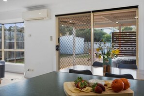Dining - Spacious 3BR Family Home Near Hobart Airport & East Coast (Sorell)