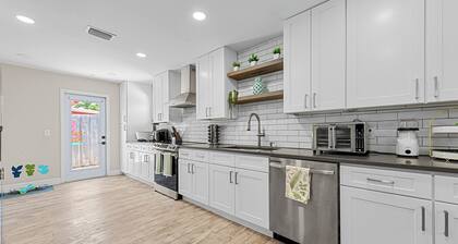 Heated Pool, Hot Tub, Grill & Pizza, Unique Family Haven 3BDR, 7min to the Beach