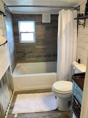 Hair dryer, towels, soap, toilet paper - Charming, nautical themed 1-bedroom upstairs apartment in Washington ,NC (Washington)