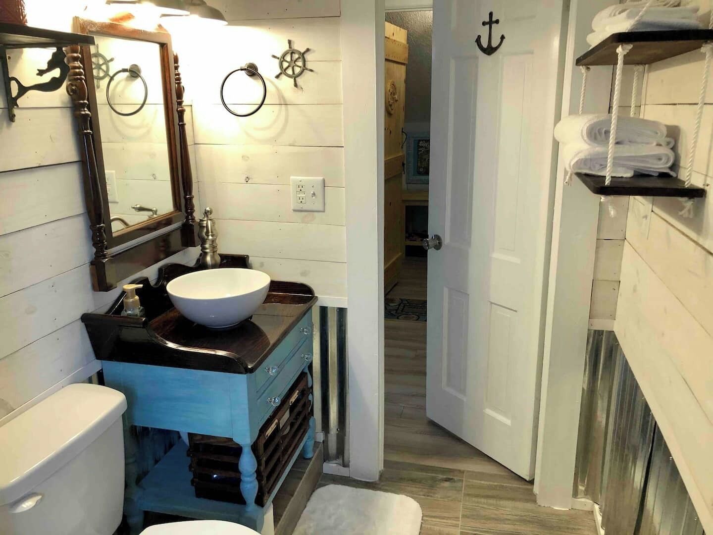 Hårtørrer, håndklæder, Sæbe, Toiletpapir