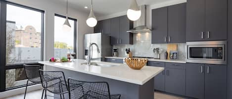 Kühlschrank, Mikrowelle, Ofen, Herdplatte