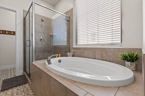 Shower, hair dryer, towels - Above Parr - Pet Friendly New Listing (Washington)