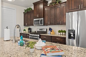 ثلاجة، ميكروويف، فرن، موقد طهي مسطح